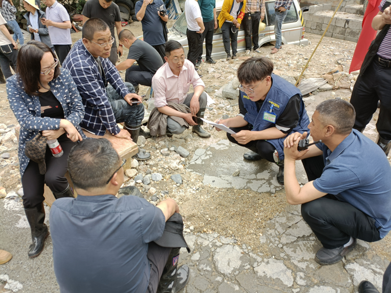 汛期督導(dǎo)專業(yè)技術(shù)人員張謙向竇孝解市長(zhǎng)匯報(bào)白灣鄉(xiāng)大石凼村泥石流災(zāi)害情況（馬爾康辦事處）_副本